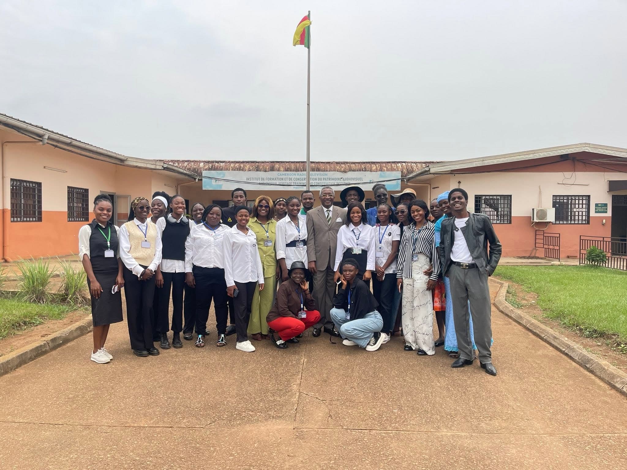 Apprenants et encadreurs réunis devant le campus de l'IFCPA à Yaoundé
